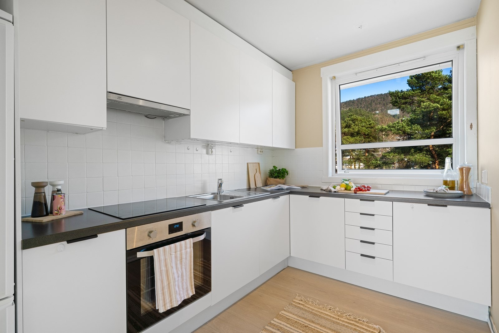 - Ny eier får gleden av integrert keramisk platetopp, stekeovn og oppvaskmaskin samt frittstående kjøleskap - Galleribilde