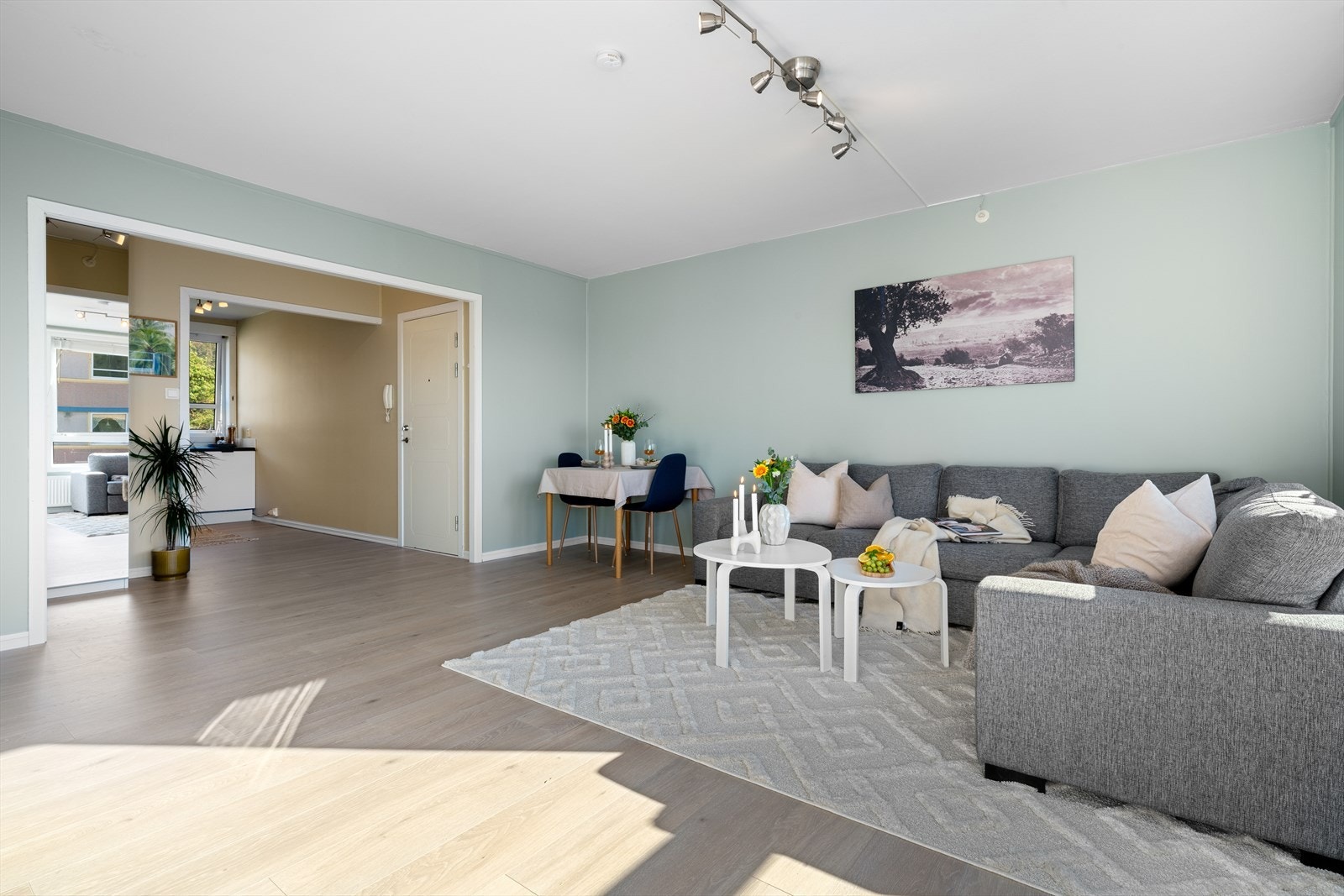 - Merk listefri overgang mellom vegger og tak, noe som sørger for et sømløst og moderne uttrykk - Galleribilde