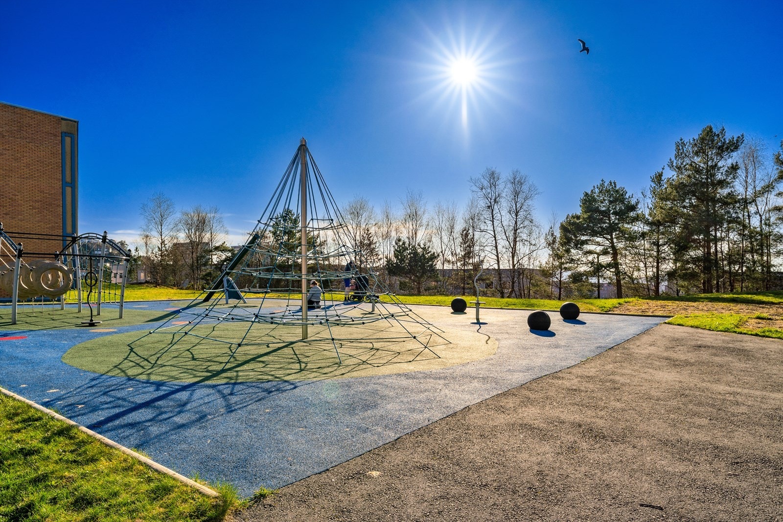 - Borettslaget har flotte fellesarealer med lekeplasser, benker og beplantning - Galleribilde