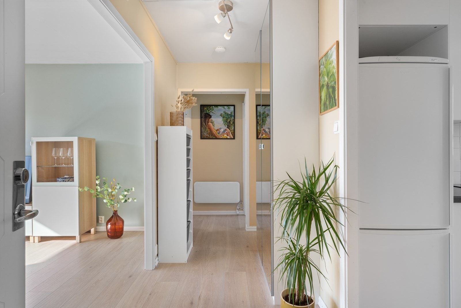 - Merk gjennomgående lik laminat på alle gulv, noe som sørger for et nydelig helhetsinntrykk og en rød tråd gjennom hele boligen - Galleribilde