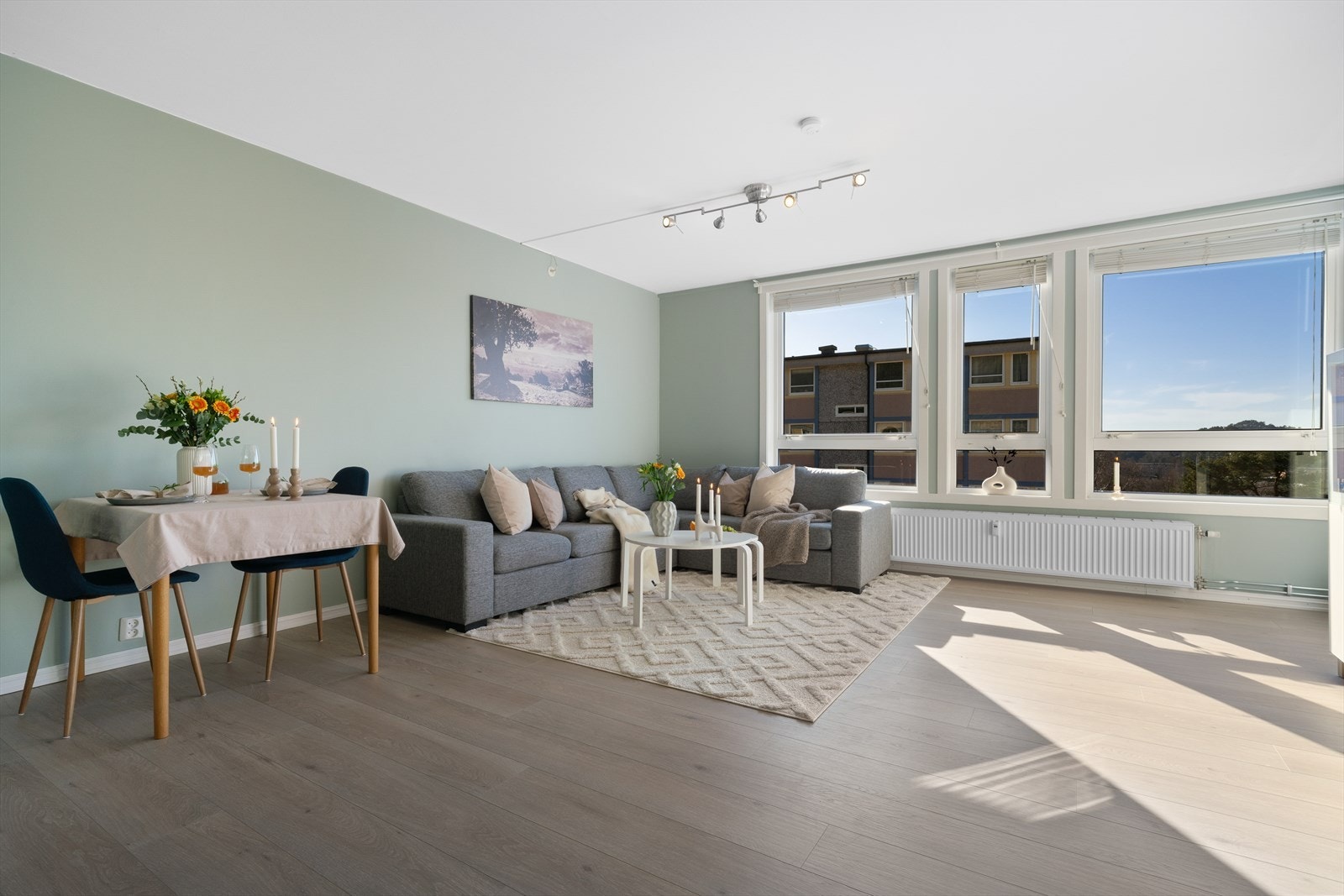 - Innvendig holder leiligheten en gjennomgående moderne og innflytningsklar standard - Galleribilde