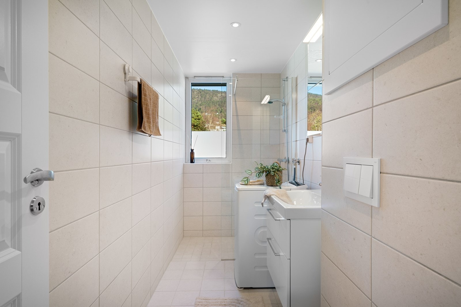 - Lekkert, helfliset baderom med behagelig varme i gulv - Galleribilde