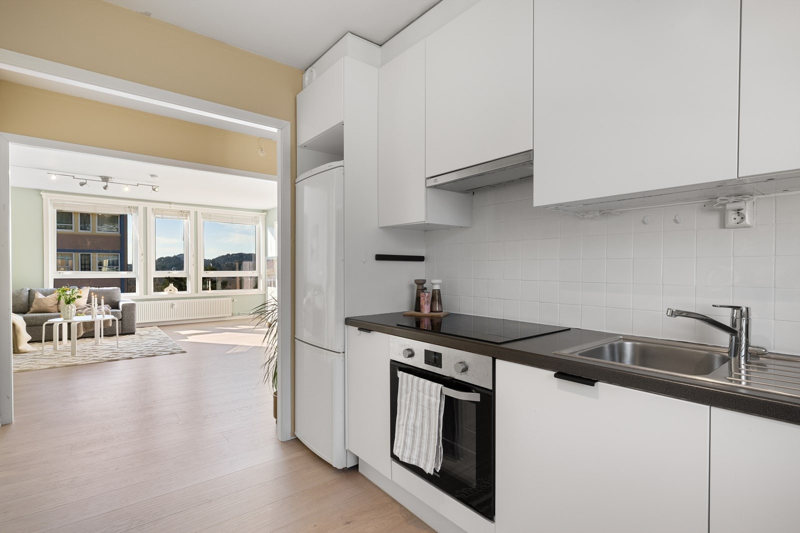 - Et praktisk og funksjonelt kjøkkenrom med god skap- og benkeplass - Galleribilde