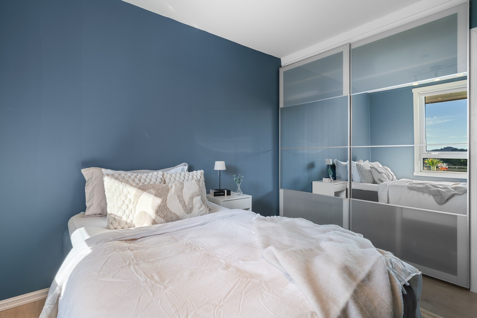 - God plass til dobbeltseng i ønsket størrelse, garderobeskap og øvrig møblement - Galleribilde