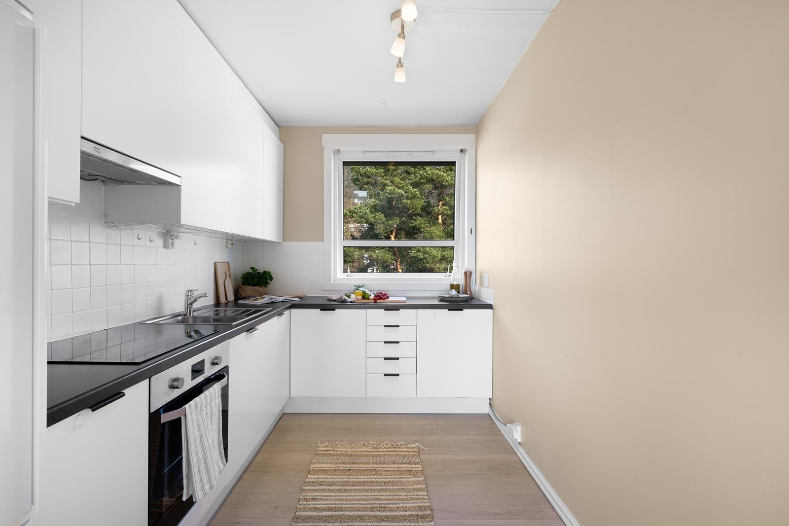 - Tidløs innredning med slette fronter og benkeplate av laminat - Galleribilde