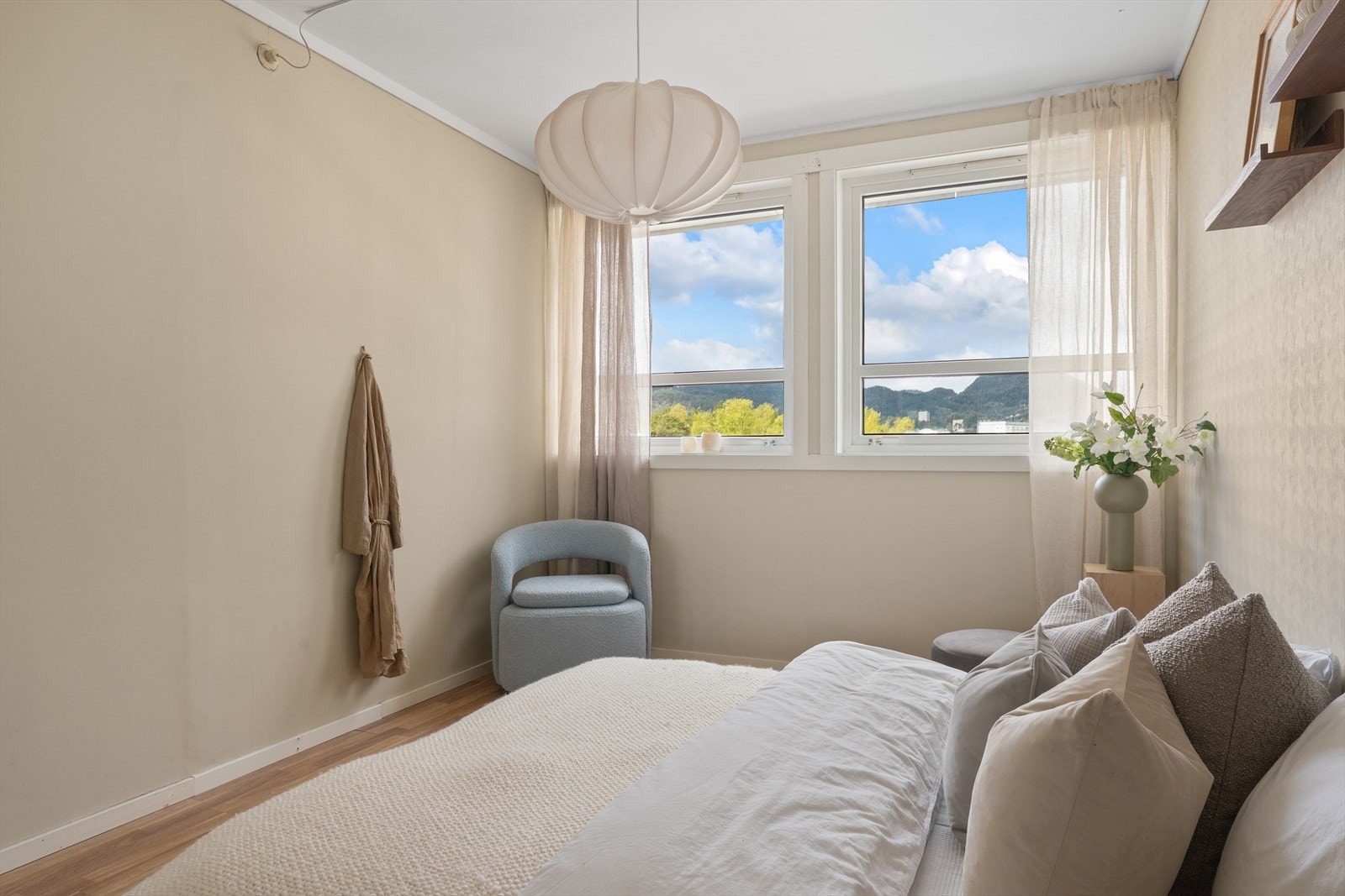 - De to vinduene gir rommet en lys og luftig atmosfære - Galleribilde