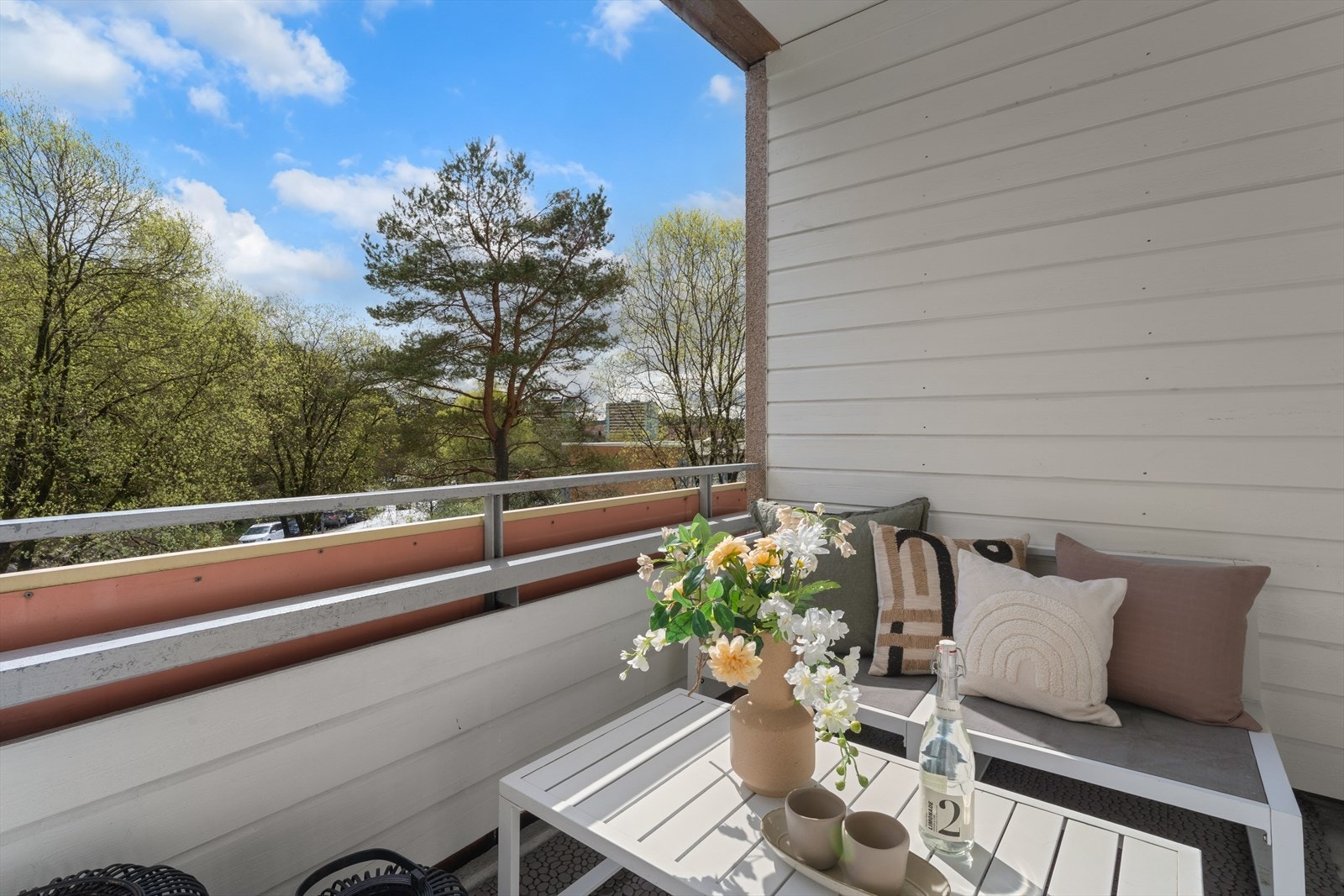 - En lys og moderne 3-roms med nydelig balkong i et etablert boligområde - Galleribilde