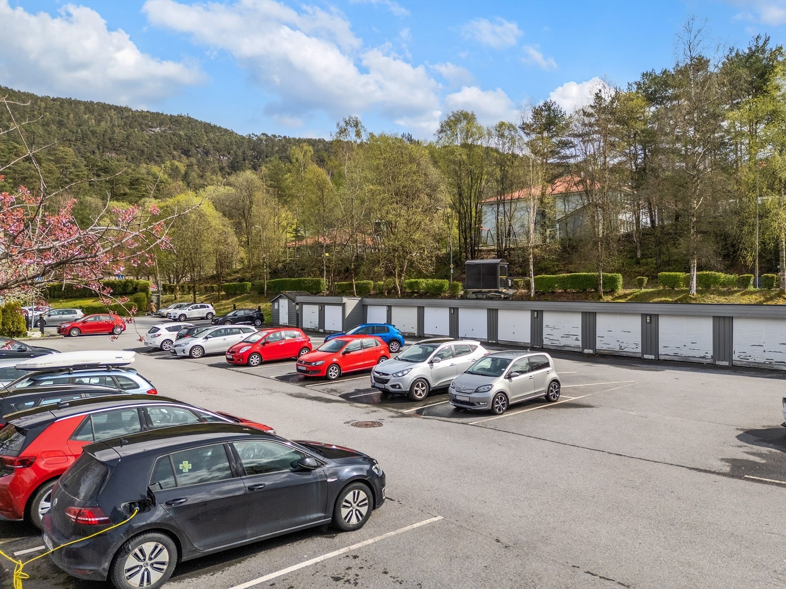 - God kapasitet for parkering i borettslaget - Galleribilde