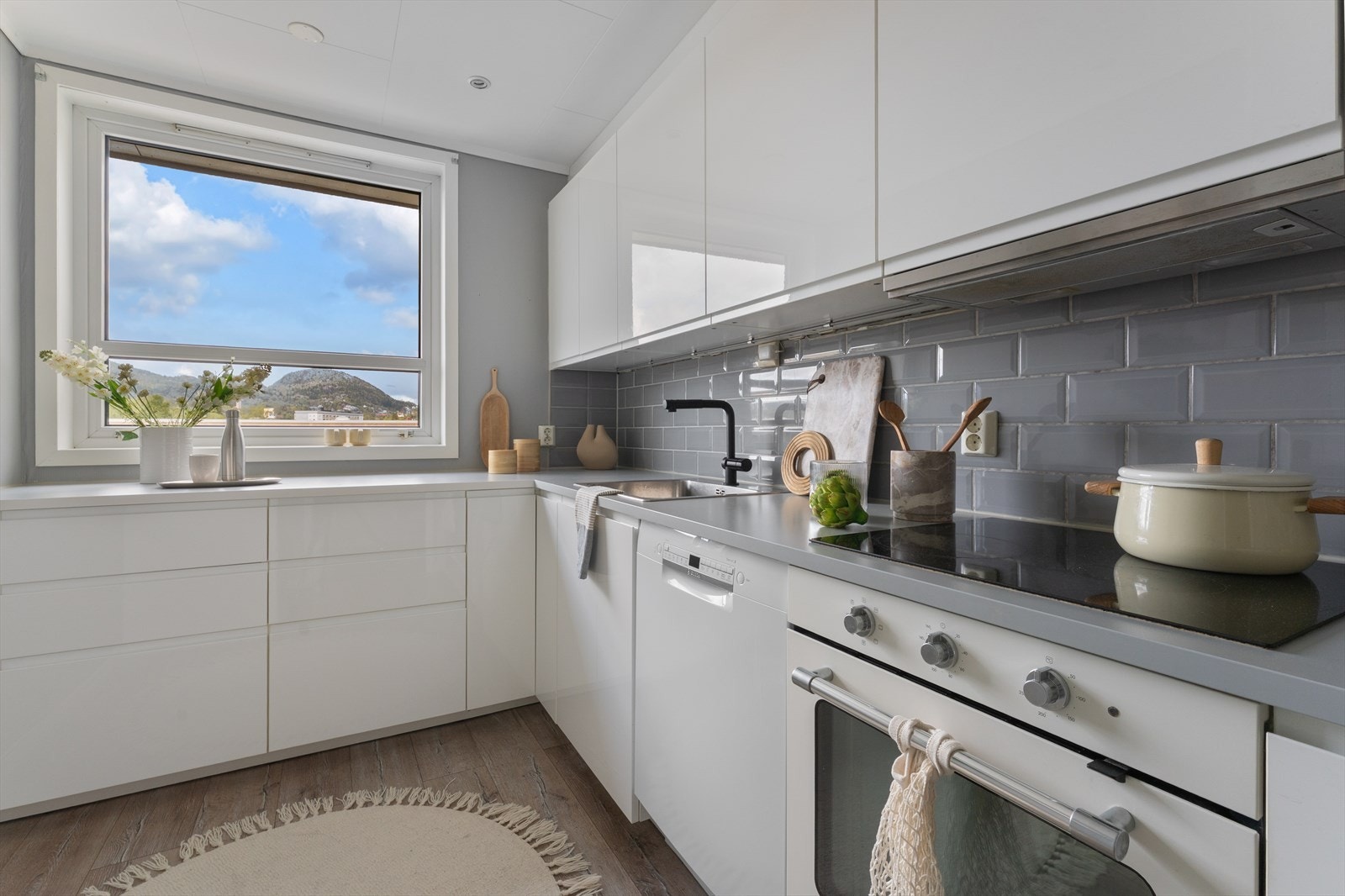 - Vinduet sørger for godt med naturlig lys under deilig matlaging - Galleribilde