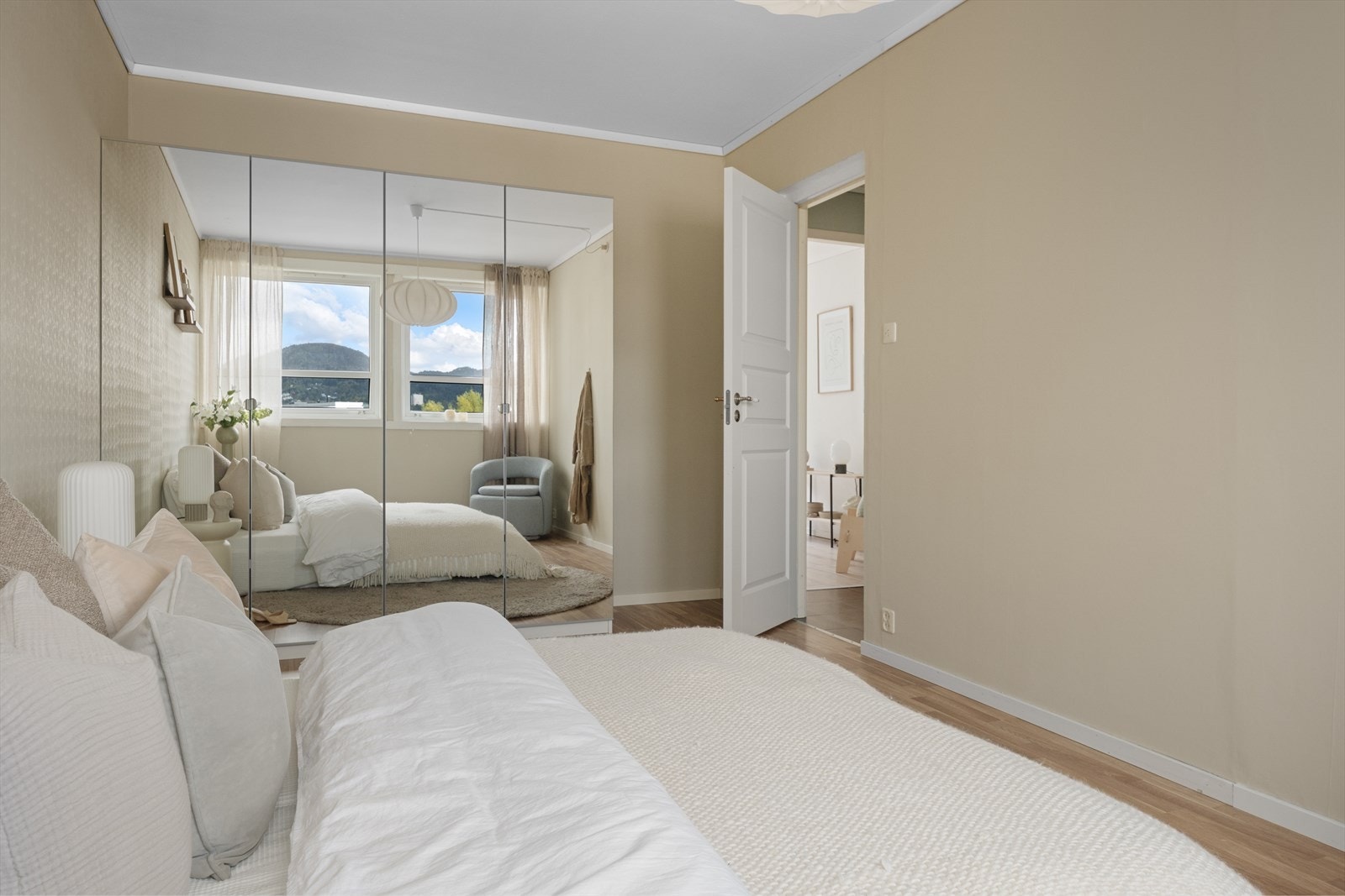 - Våkne opp til en vakker utsikt mot majestetiske fjell - Galleribilde