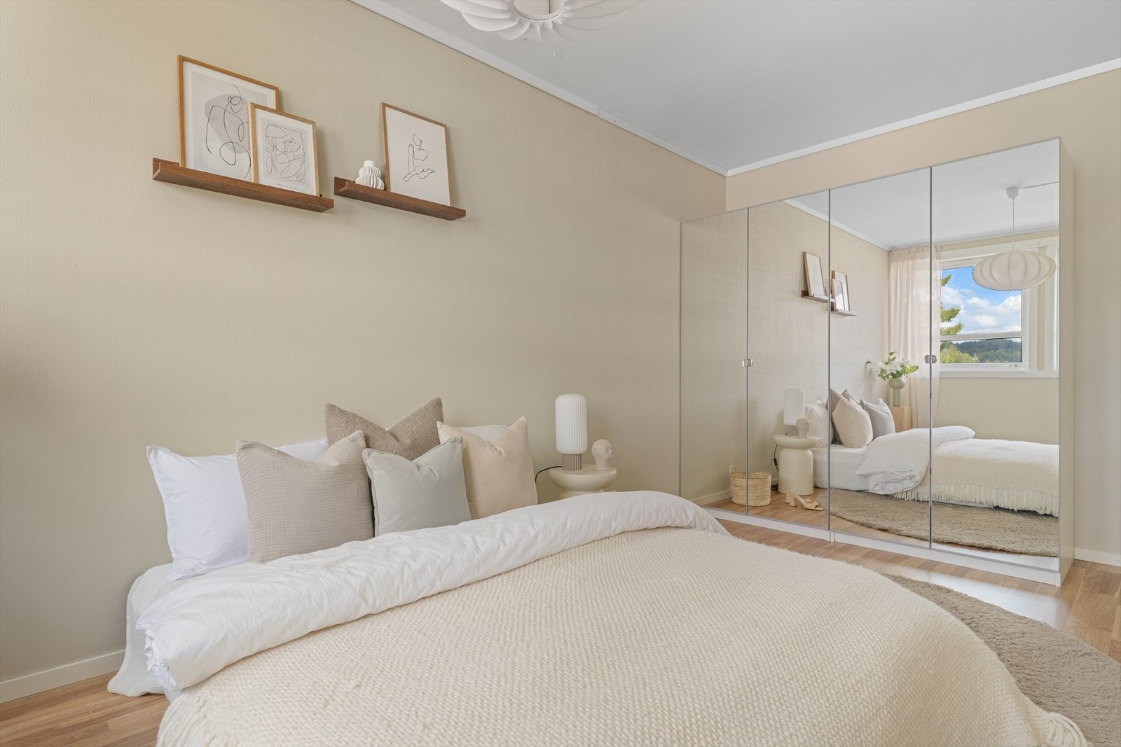 - Her er det god plass til dobbeltseng og ønsket møblement - Galleribilde