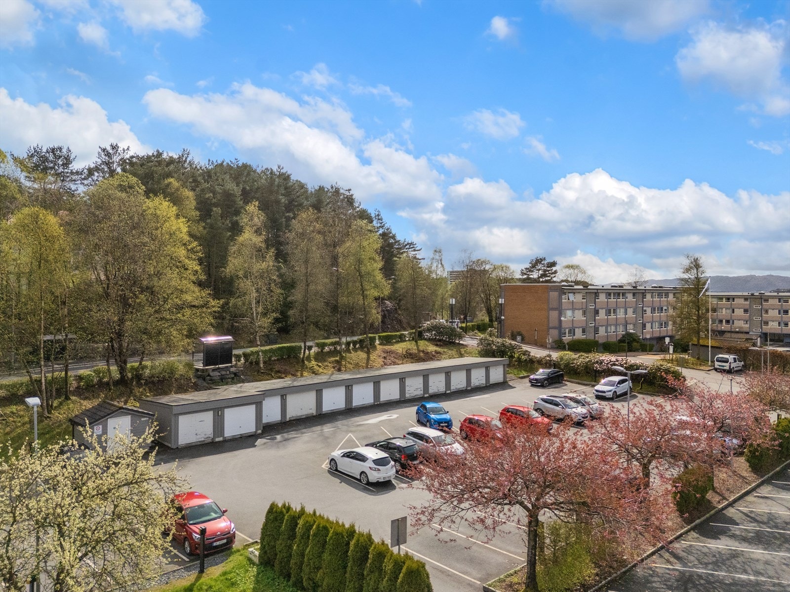 - Det er i tillegg avgiftsbelagt soneparkering i borettslaget - Galleribilde