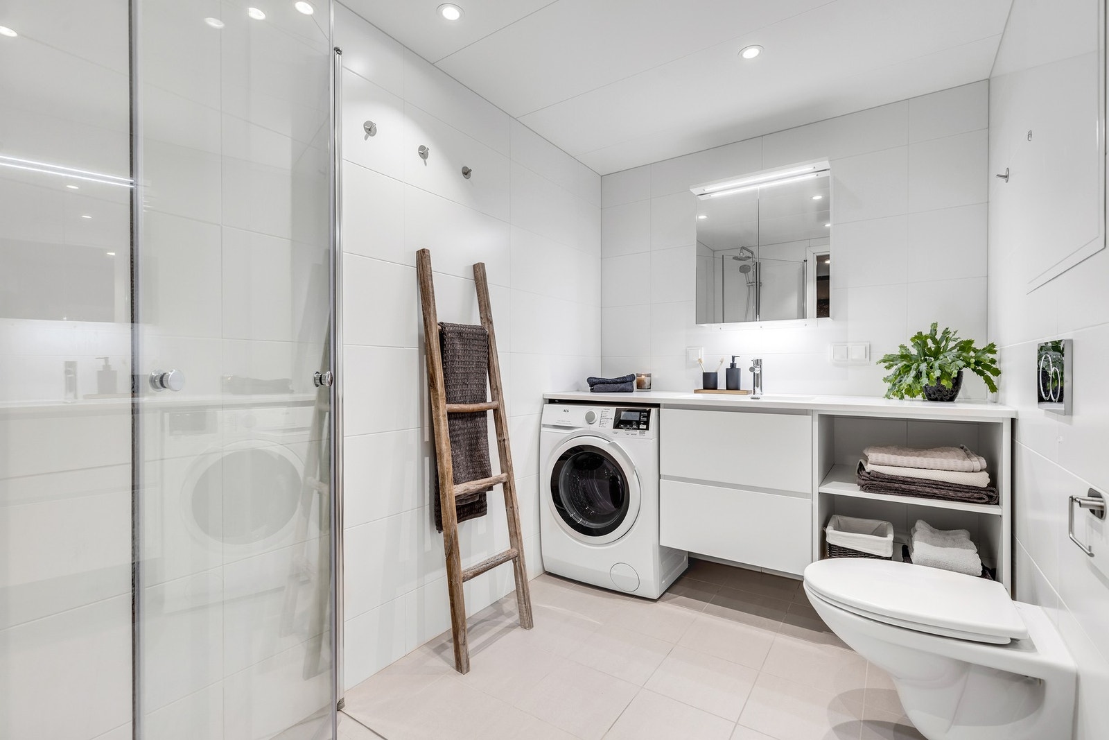 Meget pent flislagt bad med elektriske varmekabler i gulv. Badet fremstår som nytt og det bekreftes også av Takstmannens tildelte TG0. Galleribilde