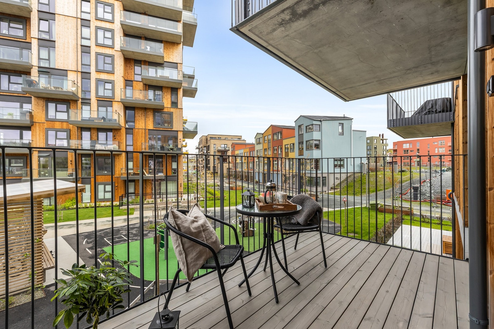 Her har du plass til å etablere både sittegruppe, grill og annet utendørsmøblement. Et perfekt samlingspunkt for familie og venner på sommerhalvåret! Galleribilde
