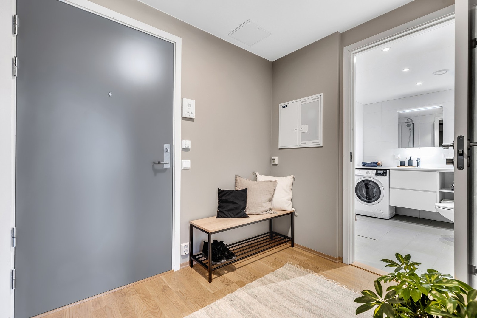Velkommen inn! Fra entreen har du badet på din venstre hånd og videre inn til stue/kjøkken rett frem. Galleribilde