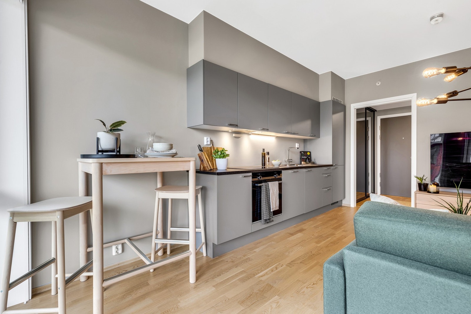 Kjøkkenventilatoren over stekesonen har avtrekk via leilighetens balanserte ventilasjonsanlegg, det er også sprinkler anlegg og seriekoblet brannvarslingsanlegg. Galleribilde