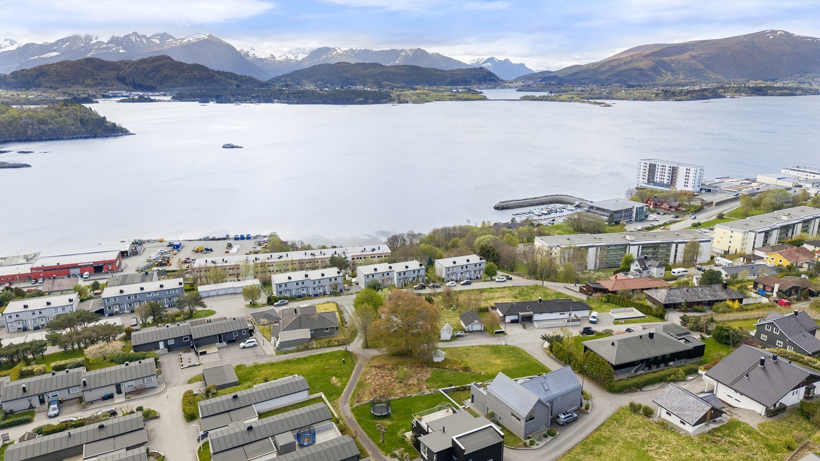 Dronebilde tatt fra nord mot syd mot Borgundfjorden Galleribilde