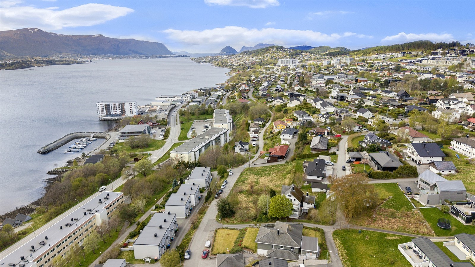 Dronebilde av nærområdet tatt fra øst mot vest Galleribilde