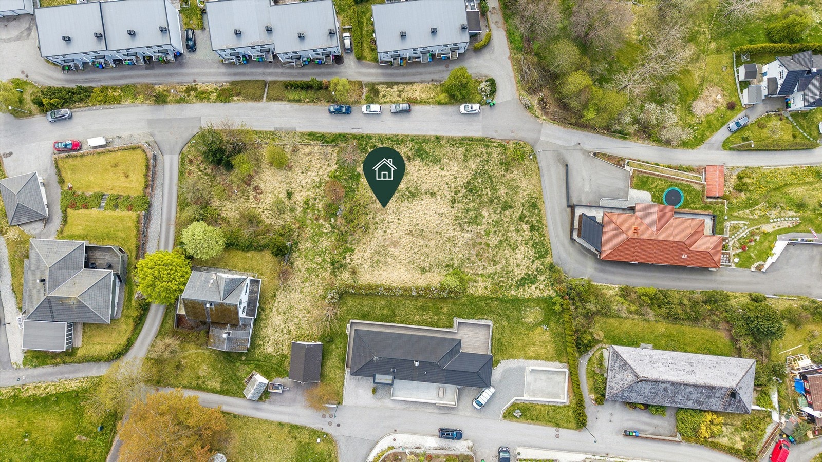 Dronebilde av tomten og nærområdet sett fra fugleperspektiv Galleribilde