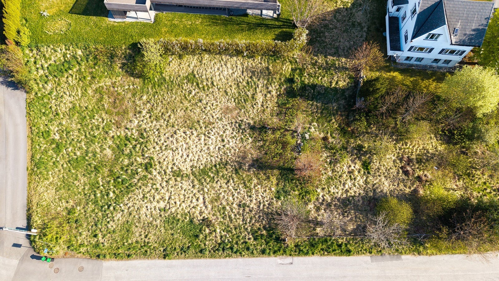 Dronebilde av tomten sett fra fugleperspektiv Galleribilde