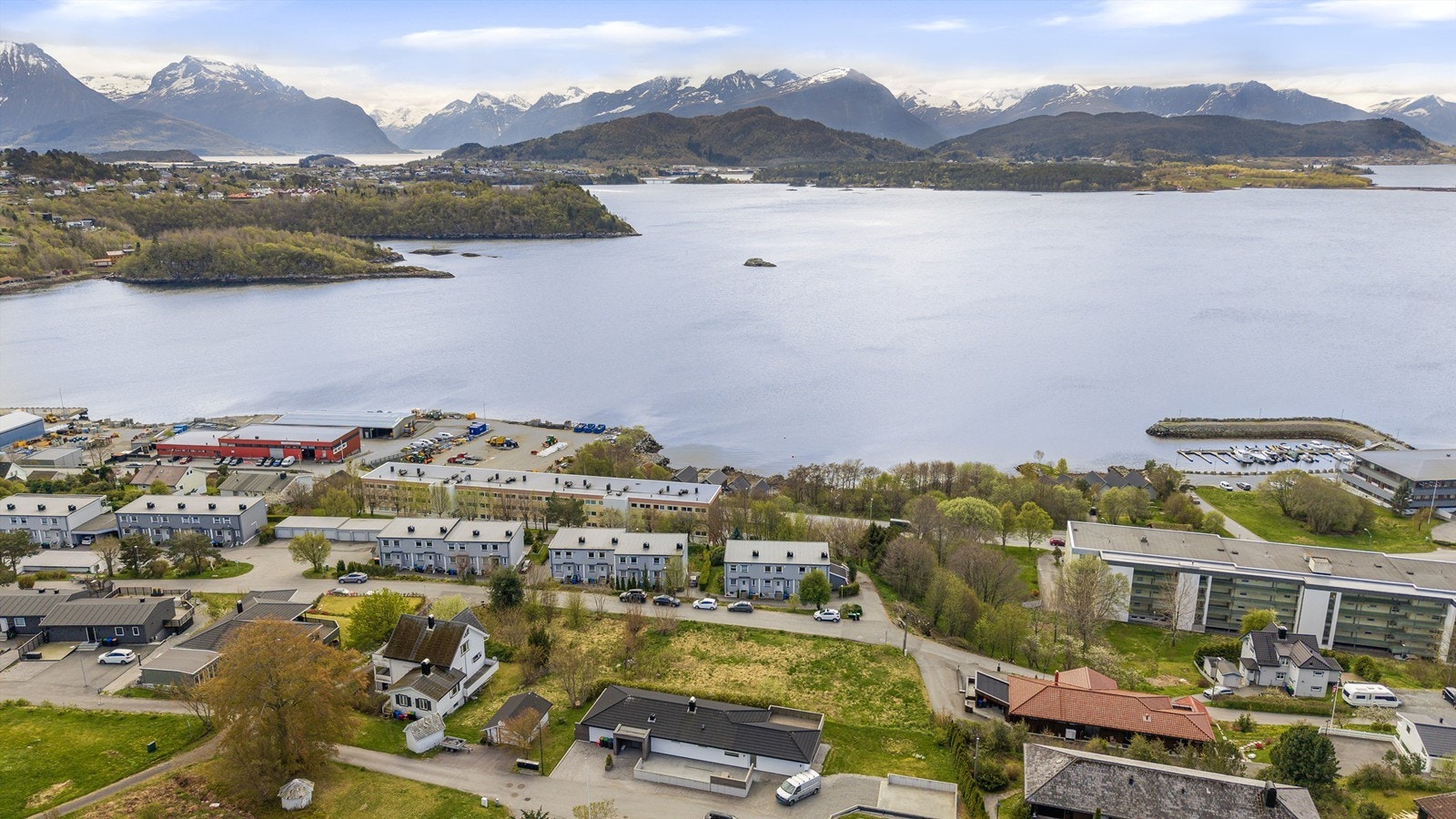 Dronebilde tatt fra nord mot syd mot Borgundfjorden Galleribilde