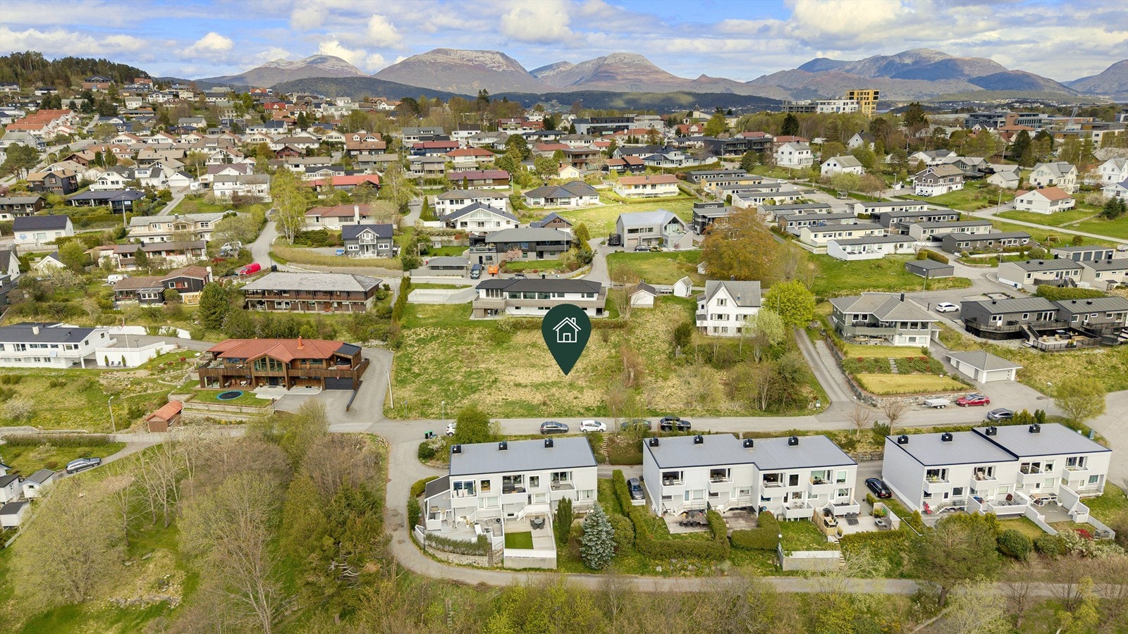 Eiendomsmegler/Partner Elisabeth Skjold har gleden av å presentere en attraktiv boligtomt i populært boligområde med flott utsikt beliggende i Nedre Furmyrhatlen på Åse/Furmyra Galleribilde