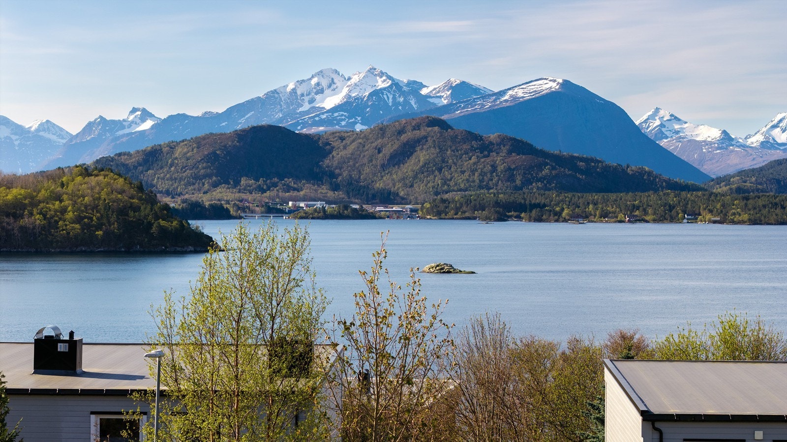 Flott utsikt mot Borgundfjorden og Sunnmørsfjella fra tomten Galleribilde