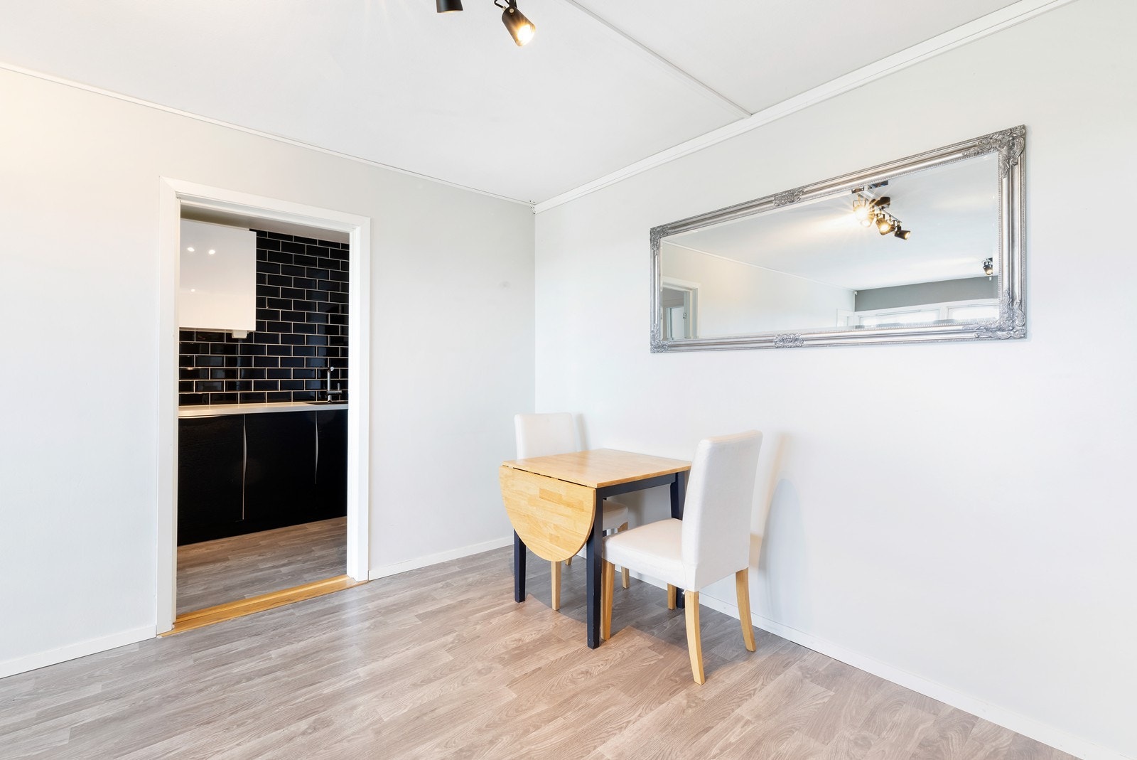 Fra stuen er det videre adkomst til kjøkken. Galleribilde