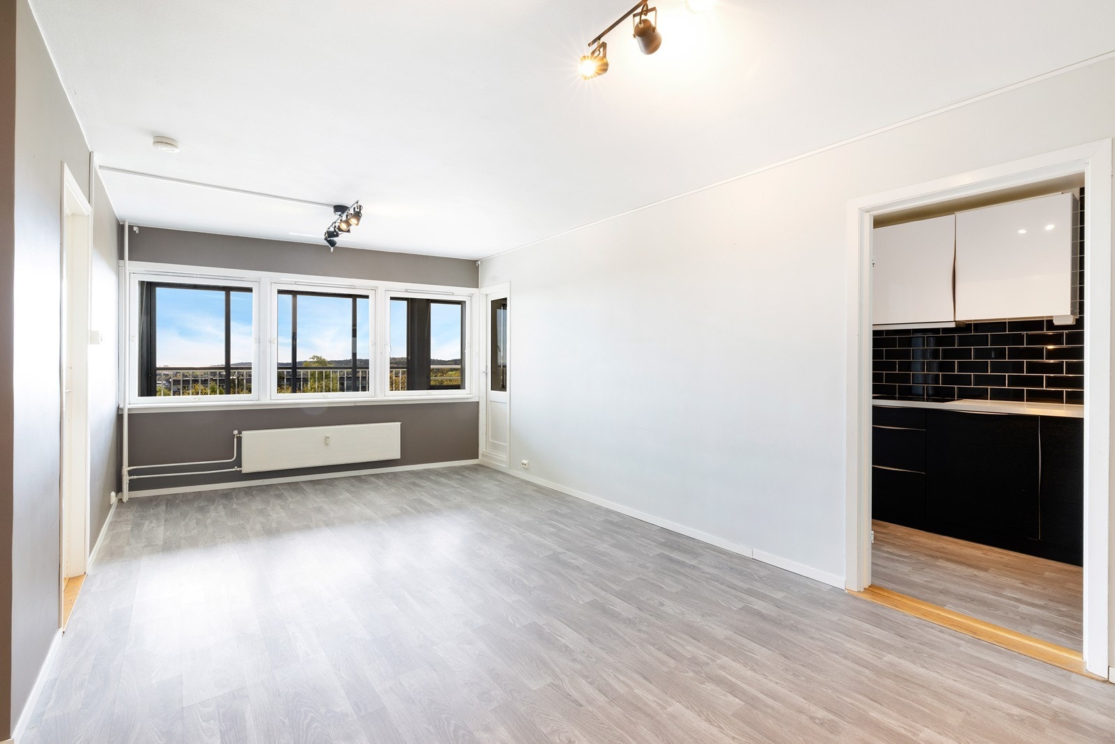 Fra stuen er det adkomst videre til innglasset balkong. Galleribilde