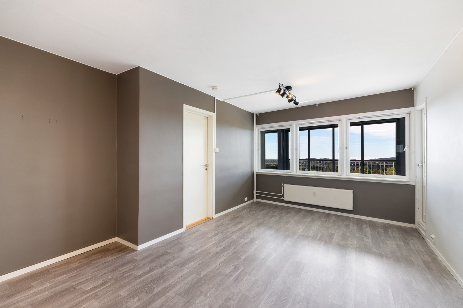 Romslig stue med god lysinnslipp via innglasset balkong. Galleribilde