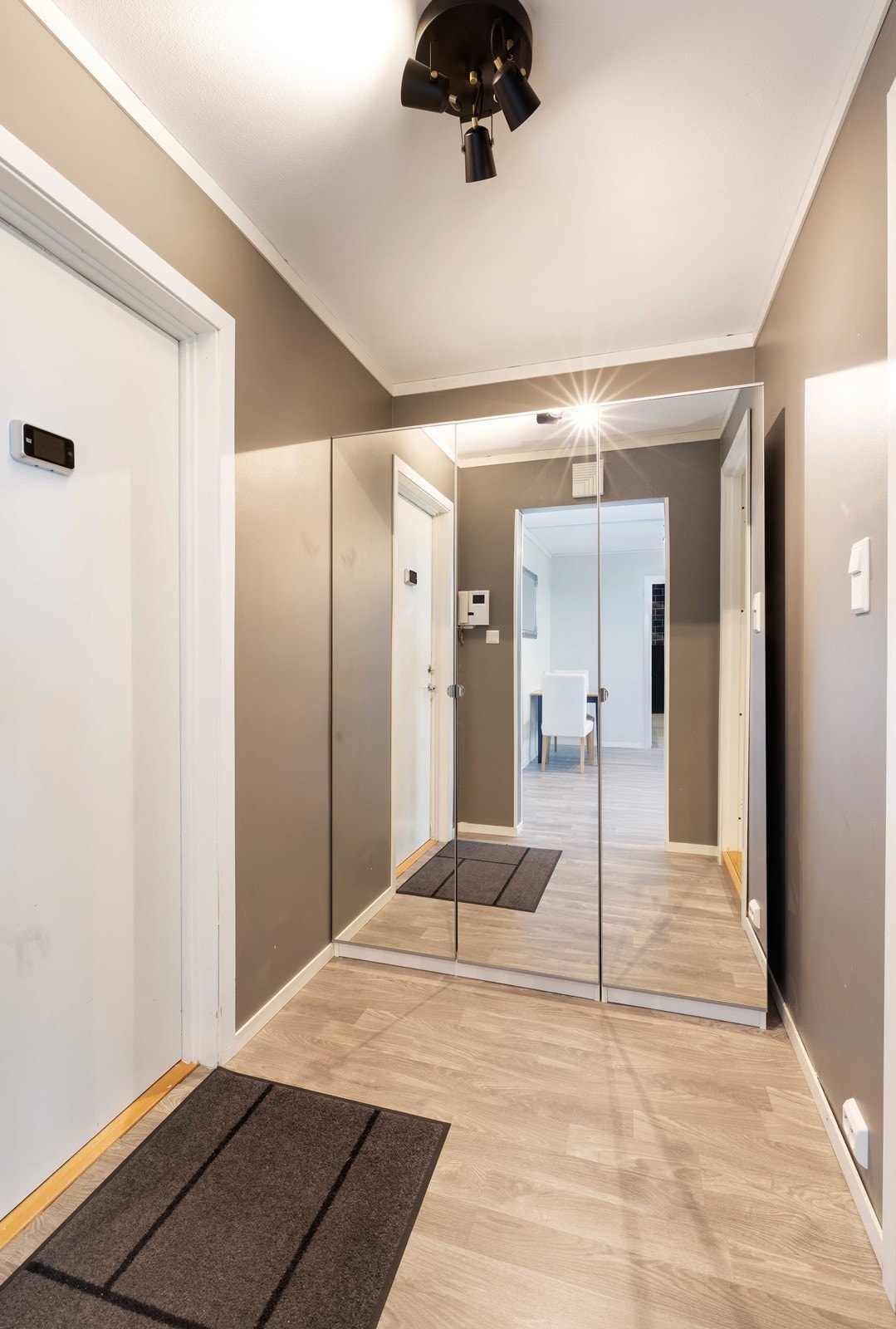 Lyst og pent inngangsparti. Galleribilde