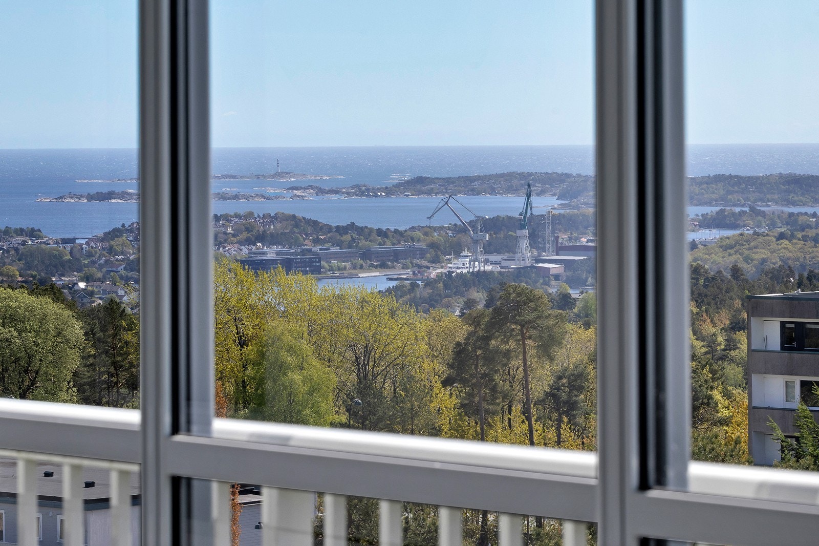 Leiligheten har nydelig utsikt fra sin romslige innglassede balkong. Galleribilde