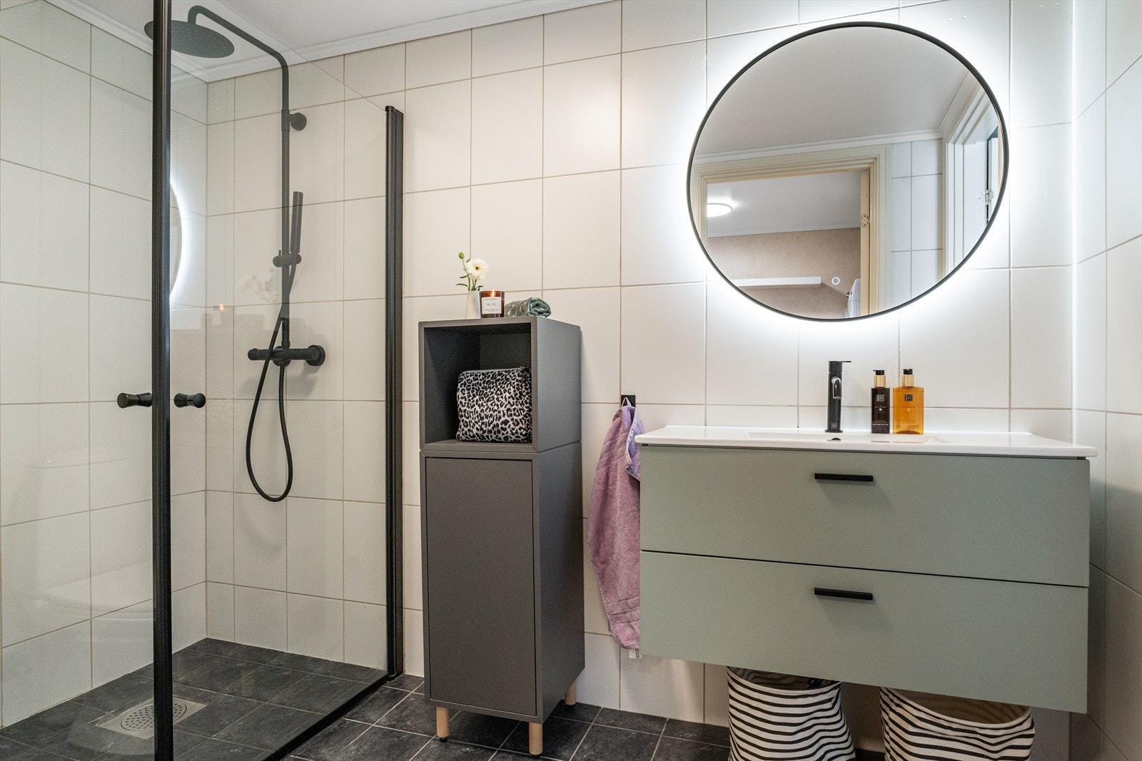 Flott, flislagt bad med varmekabler i gulv. Galleribilde