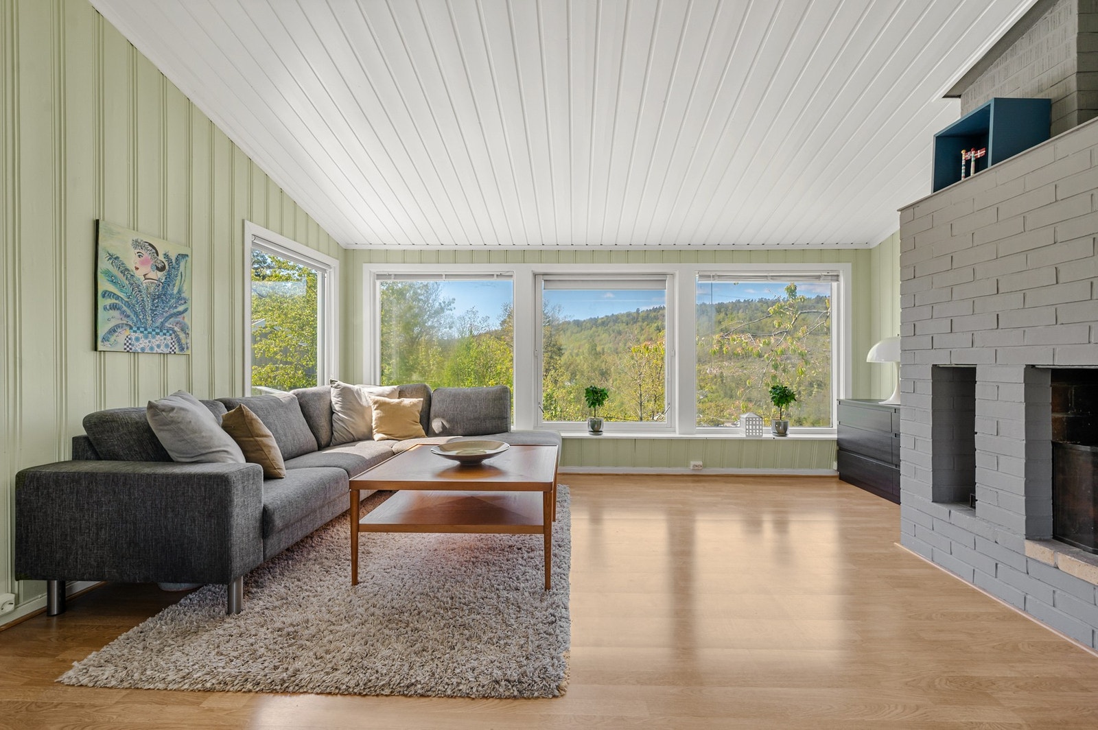 Stuen er romslig med god plass til sofagruppe, TV og annet møblement. Legg merke til det hyggelige utsynet. Galleribilde