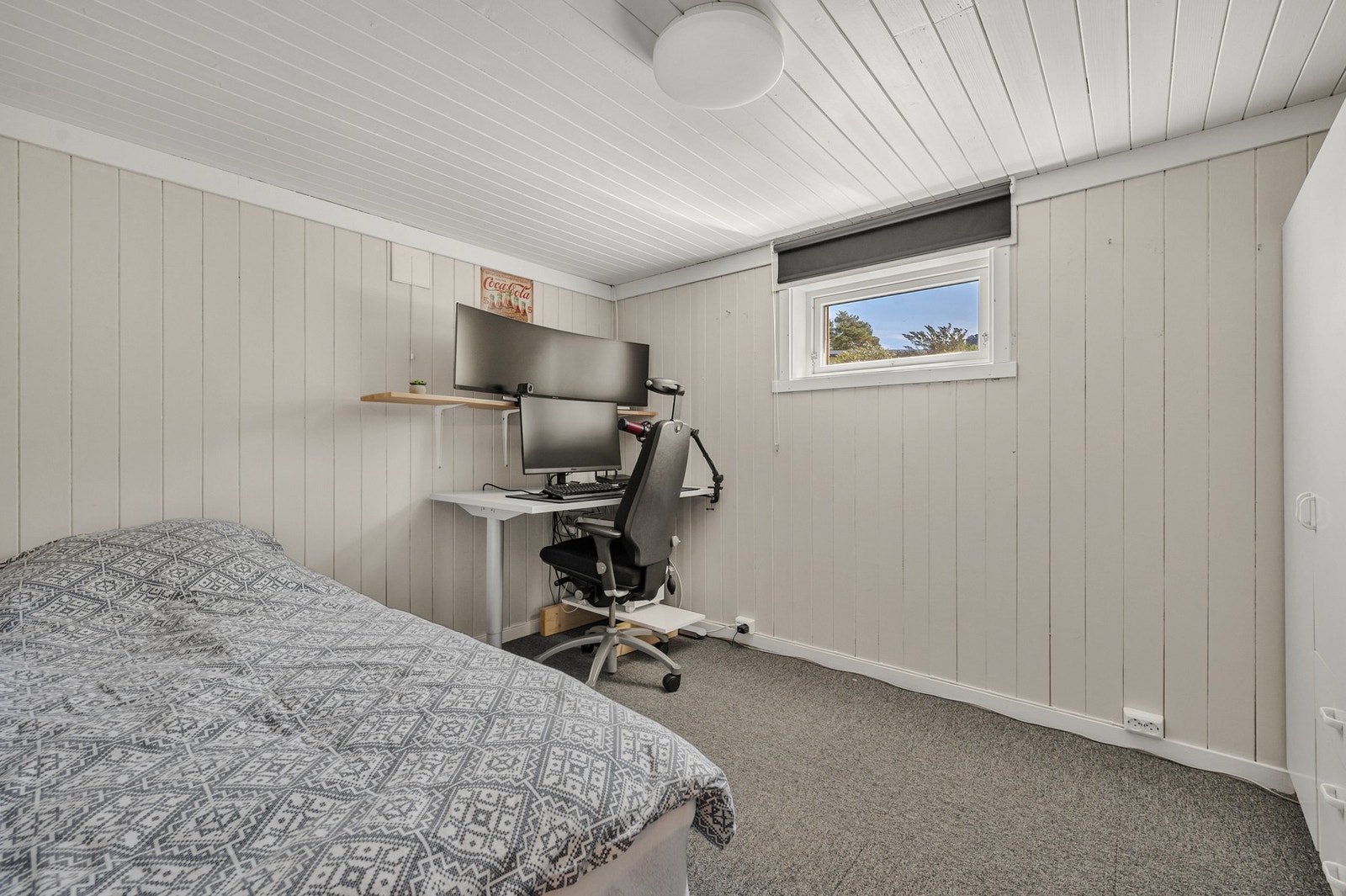 Disponibelt rom som i dag brukes som soverom. Rommet passer perfekt som kontor eller hobbyrom. Rommet er ikke godkjent som soverom da det ikke godkjenner krav til lys. Galleribilde