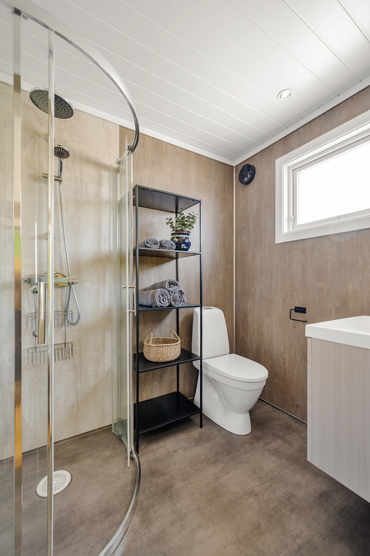 Pent baderom fra 2022 med dusjhjørne, toalett og servant. Galleribilde