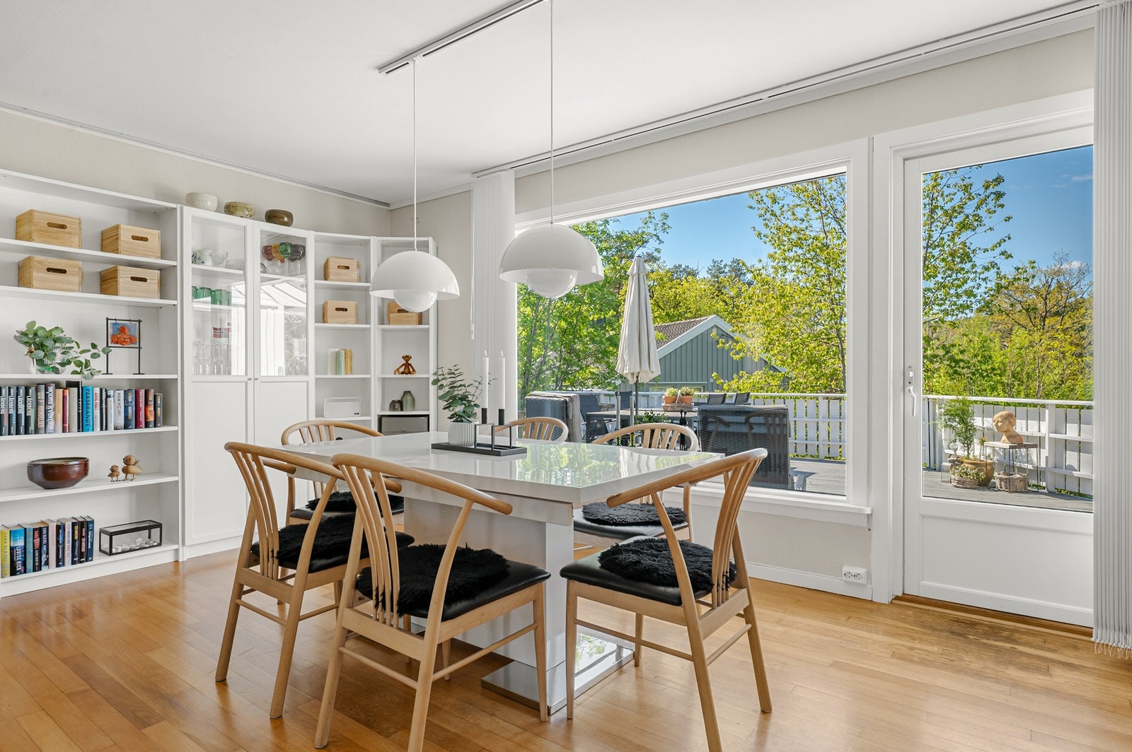 Fra spisestuen er det utgang til en vestvendt terrasse med utsikt. Galleribilde