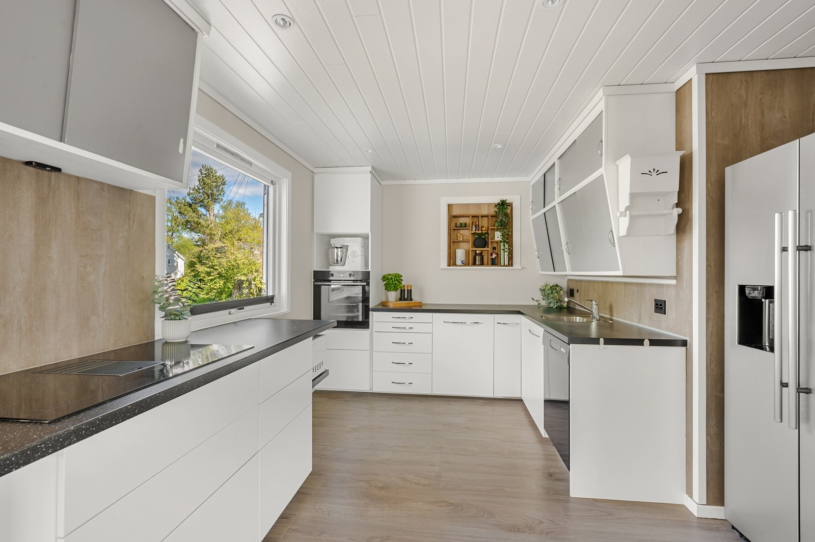 Lyst og pent kjøkken med god skap- og benkeplass. Galleribilde