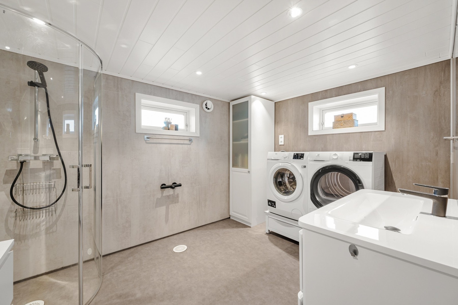 Delikat baderom/vaskerom som ble pusset opp i 2022 med dusj-hjørne, opplegg til badekar og servant. God plass til vaskemaskin/tørketrommel. Galleribilde