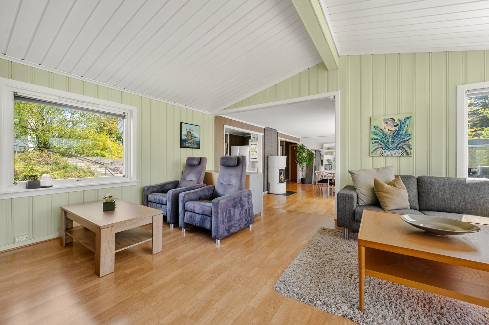 I stuen er det ekstra god takhøyde som gjør at rommet oppleves som svært lyst og luftig. Galleribilde