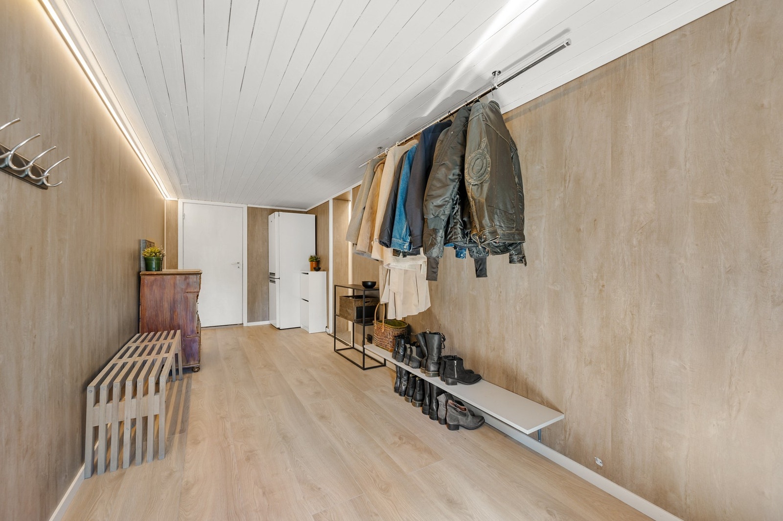 Hyggelig entrè med 1-stavs laminatgulv med varmekabler. Gangen er pusset opp i 2022. Galleribilde