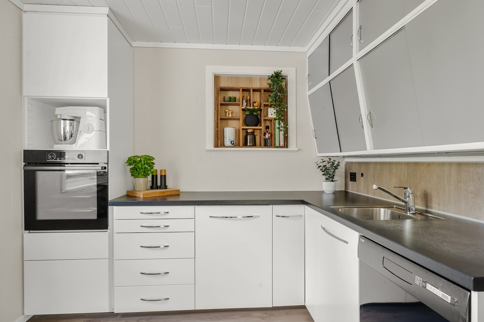 Kjøkkenet er godt utstyrt og alle hvitevarene på kjøkkenet medfølger i salget. Galleribilde