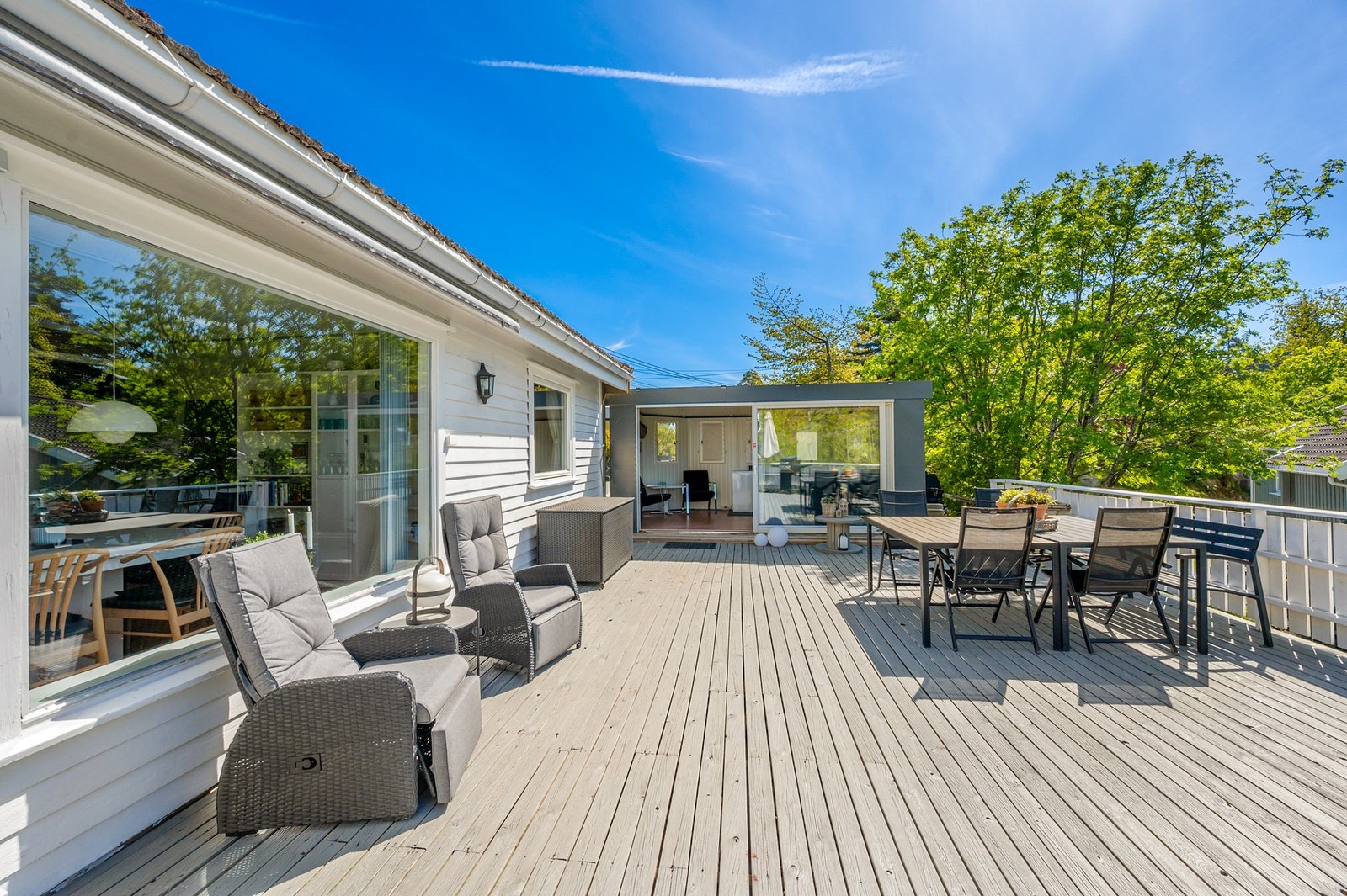 På terrassen er det god plass til flere soner. Her kan man sitte og nyte den sene kveldsolen. Solen går ned på midtsommer rundt 22:00. Galleribilde