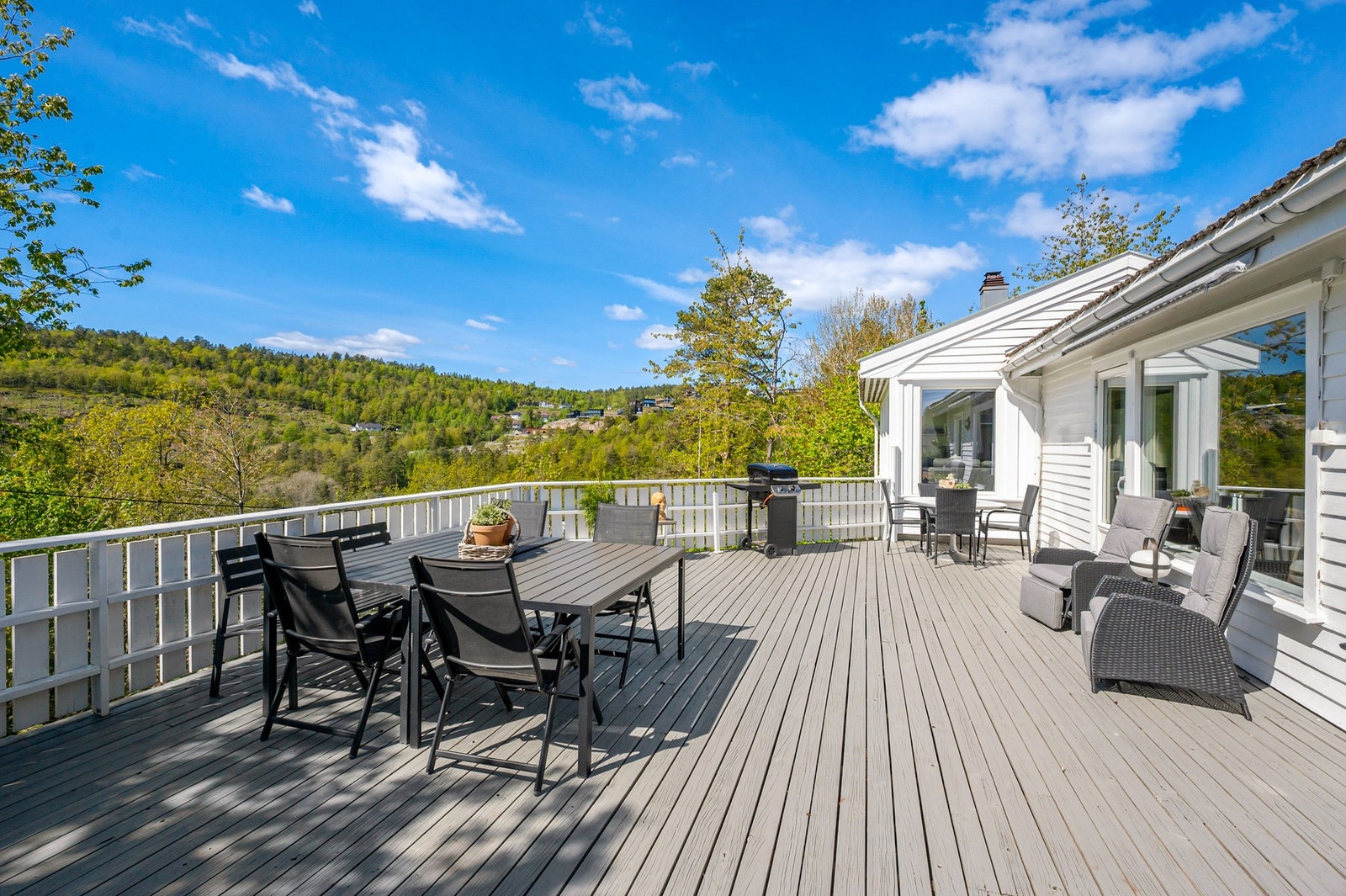 En hyggelig og sentral enebolig med utsikt, gode solforhold og parkering. Galleribilde