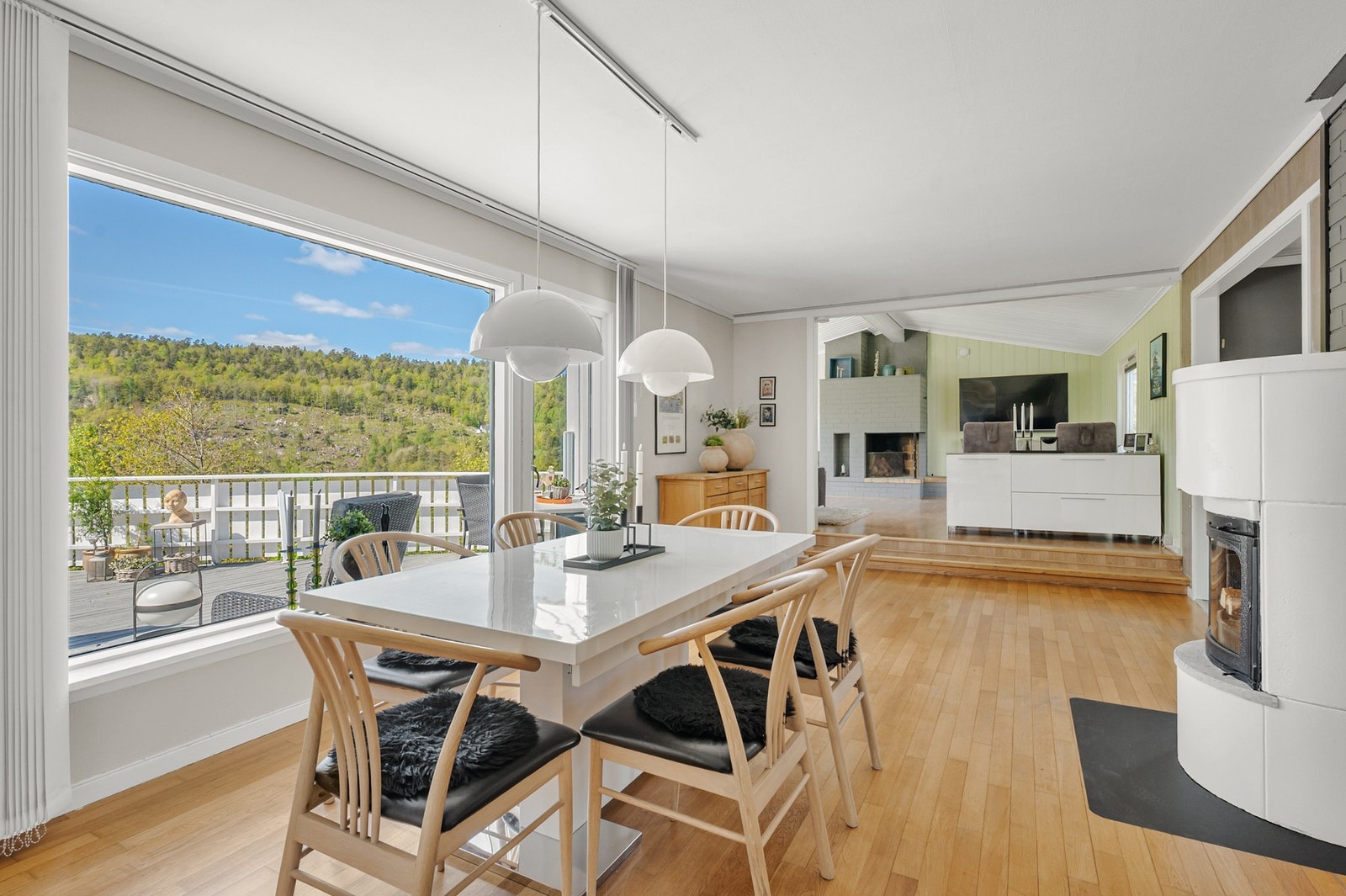 Lekker spisestue med god plass til en større sittegruppe. Her kan man invitere til hyggelig selskap. Galleribilde