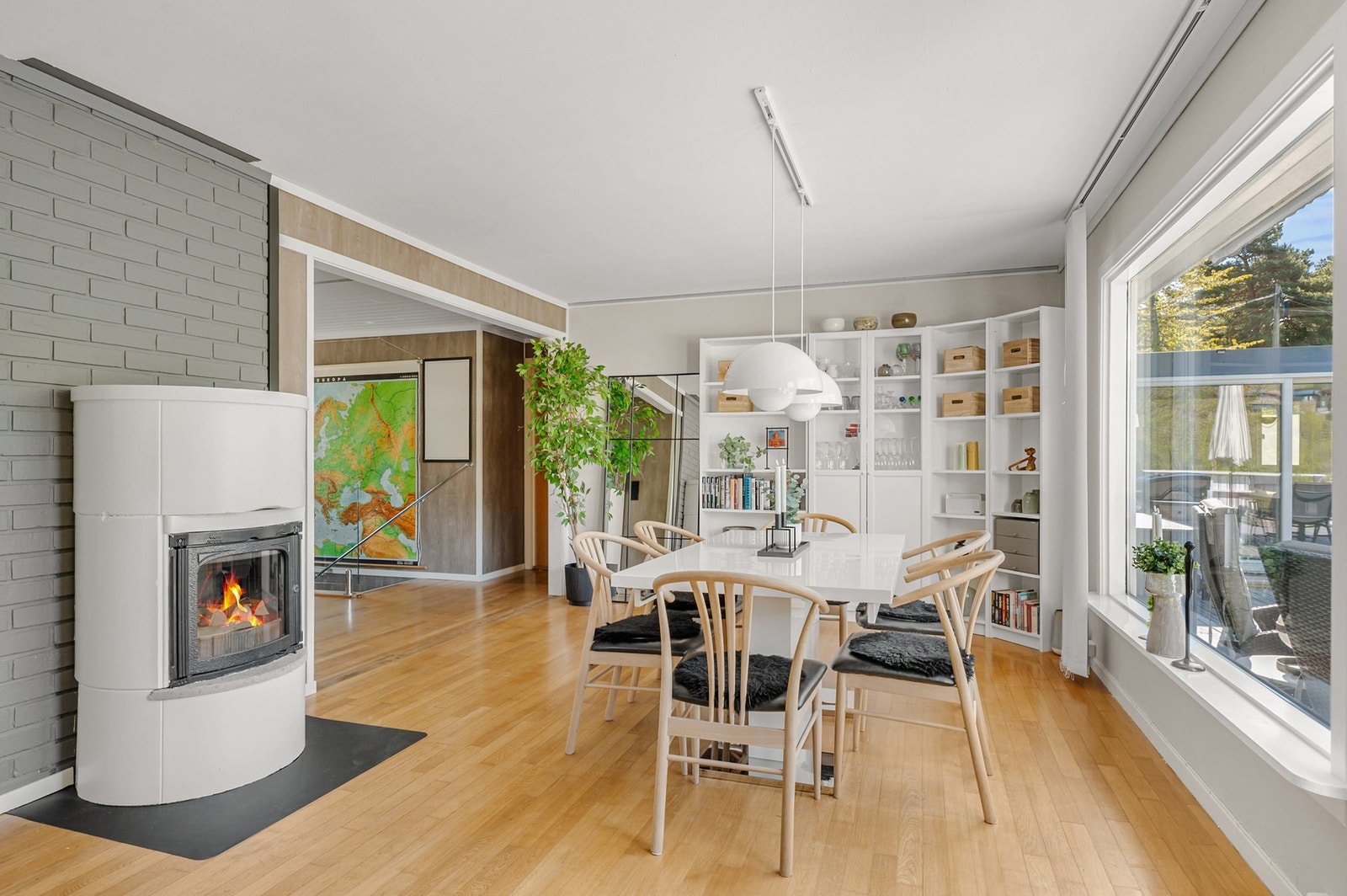 Det er satt inn en pen peisovn som fungerer som en naturlig midtdeler i rommet. Galleribilde