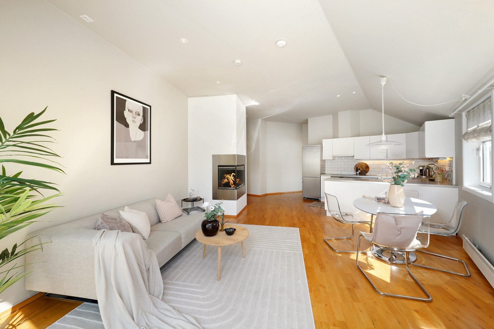 Stue/kjøkken i åpen løsning. Galleribilde