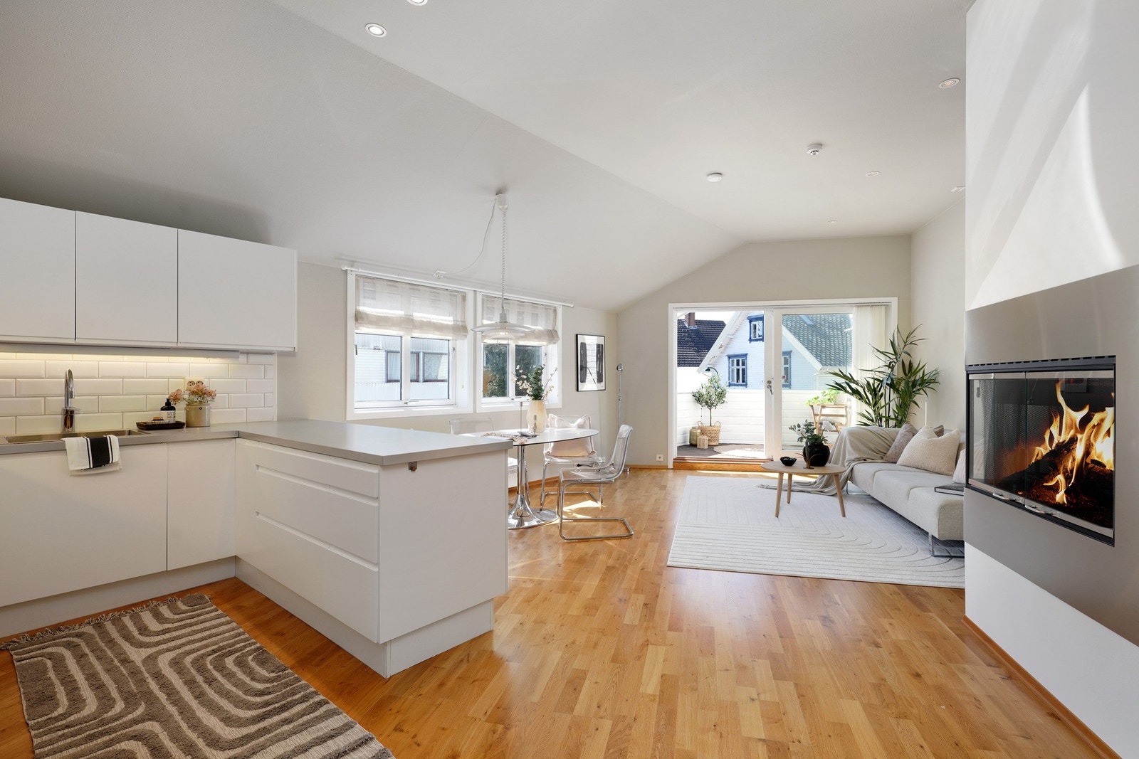 Leiligheten har tydelig stue- og kjøkkensone. Galleribilde