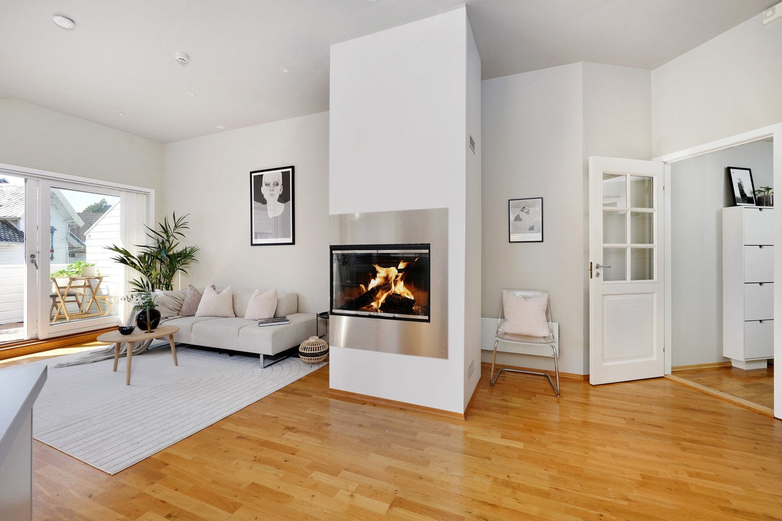 I stuen er det god plass til sofa, tv m/benk og godstol. Galleribilde