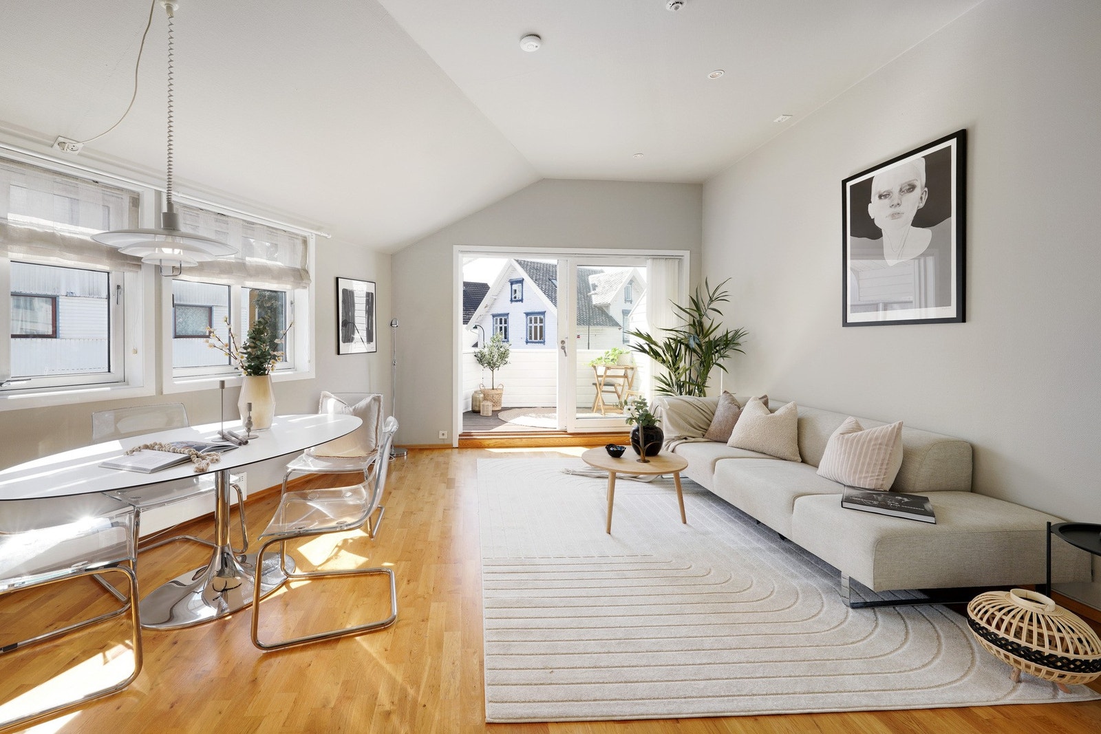 Fin stue med utgang til balkong. Galleribilde